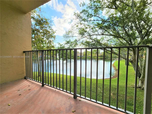 $2,200 | 251 Palm Circle West, Unit 204, Pembroke Pines, FL 33025