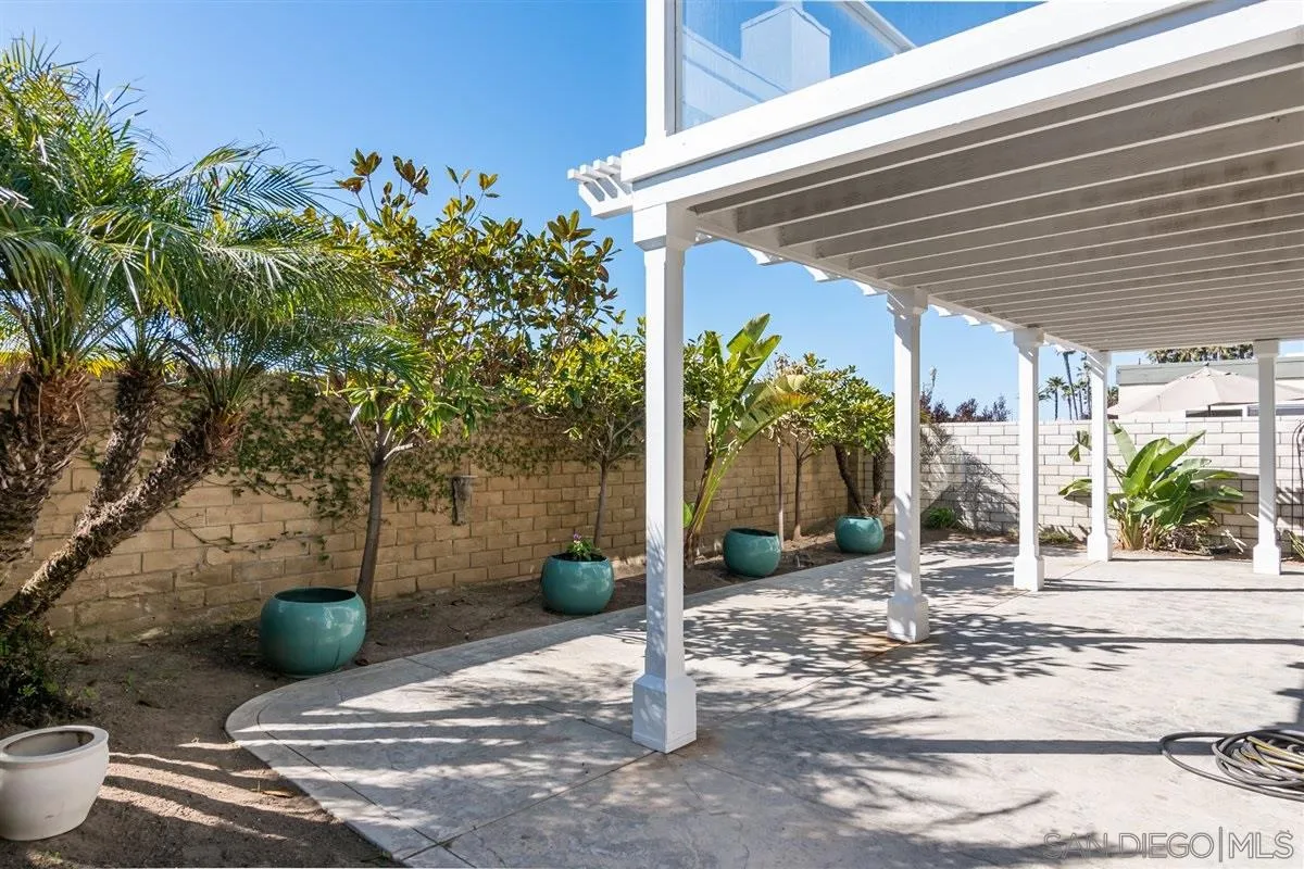 48 Half Moon Bend Coronado, CA 92118 - Photo 6 of 41 a view of a back yard of the house