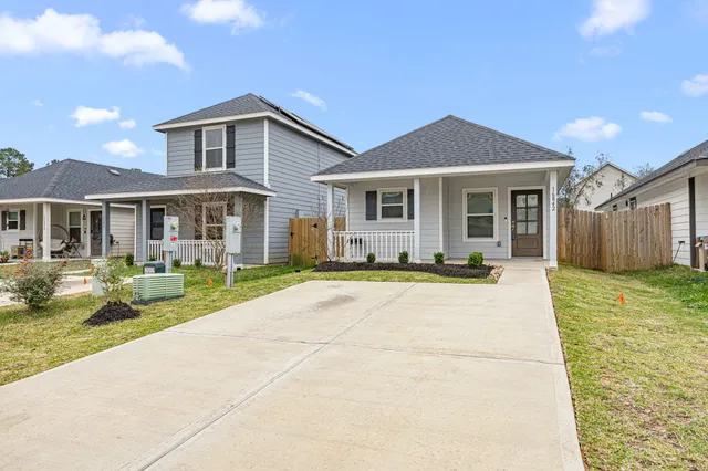 a view of a yard in front of house