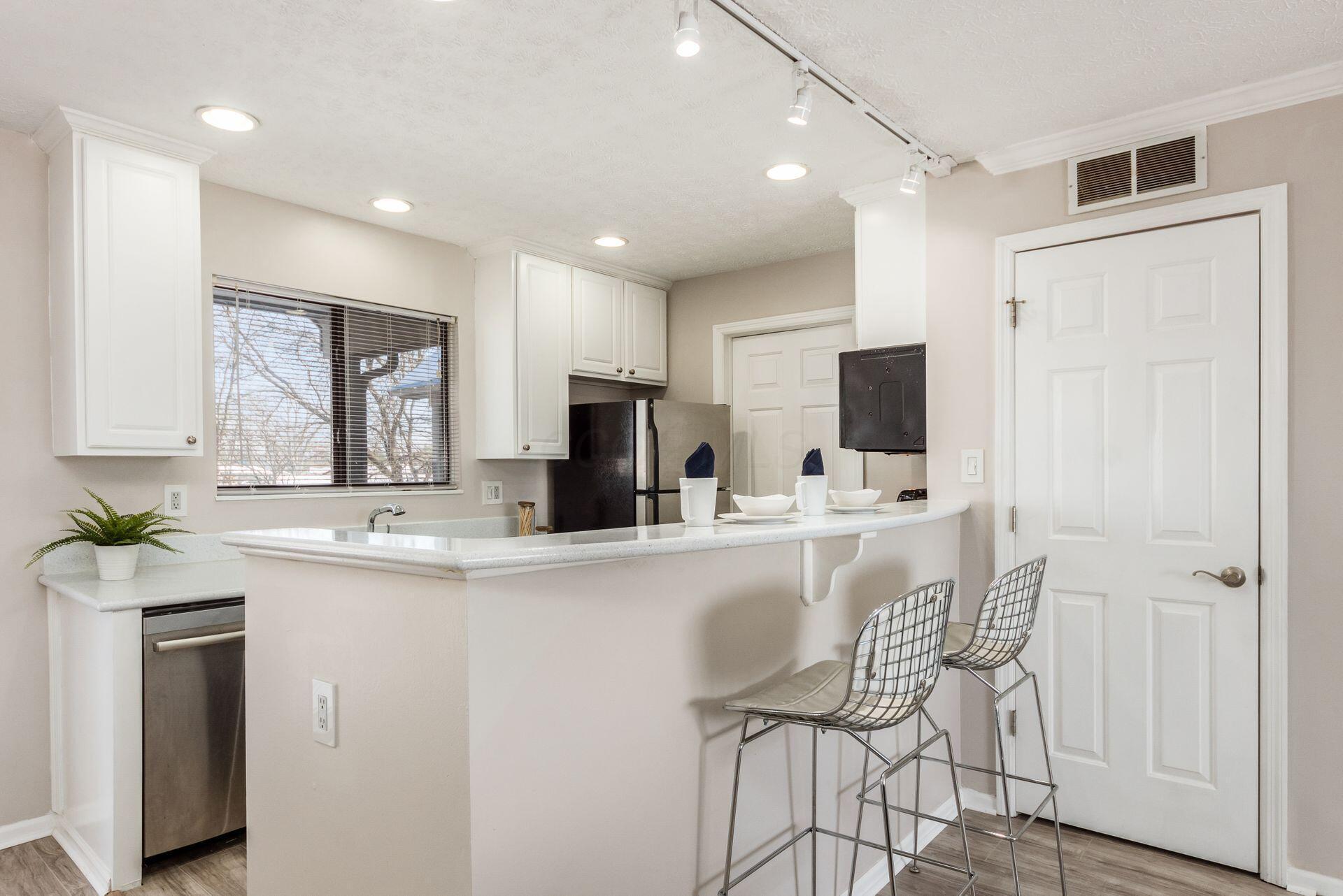 5322 Darlington Road, Unit D Columbus, OH 43220 - Photo 7 of 26 Kitchen