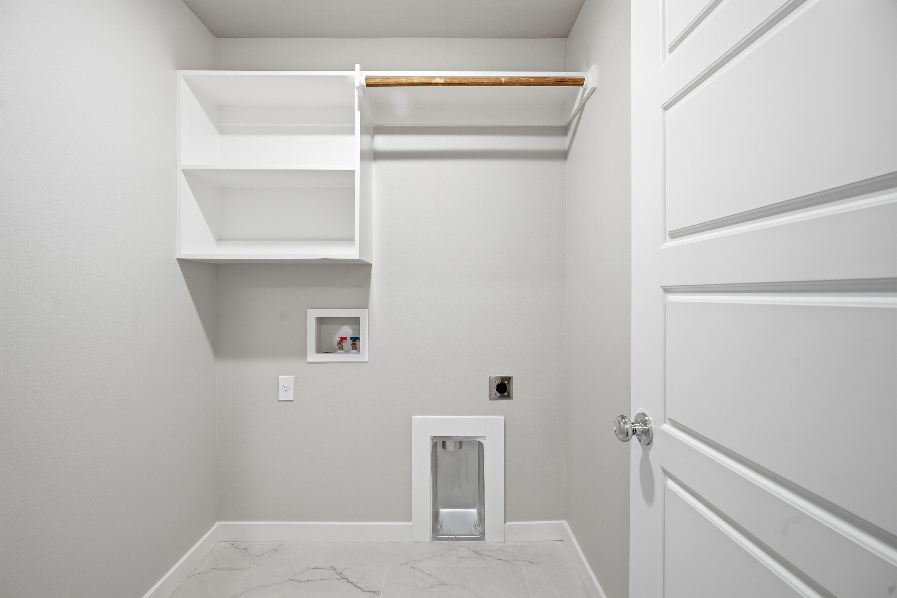 618 East 13th Street Wolfforth, TX 79382 - Photo 16 of 33 a view of a closet