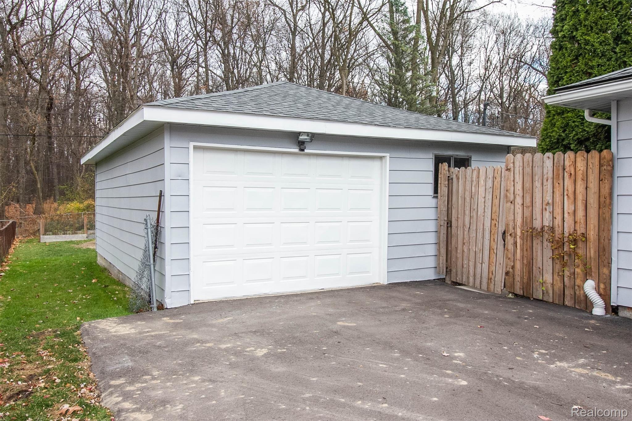 1907 Henbert Road West Bloomfield, MI 48324 - Photo 22 of 33 40.jpg