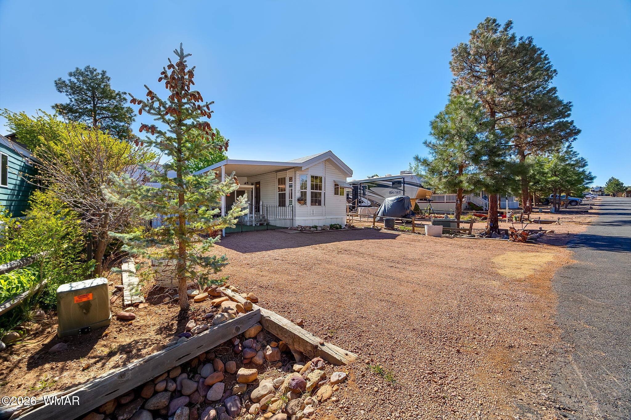 2725 Whiskey Road Overgaard, AZ 85933 - Photo 1 of 32 a house view with a garden space