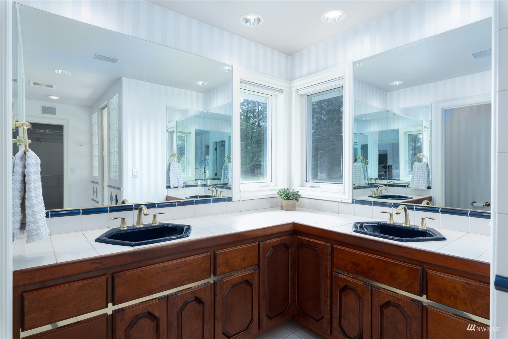 9647 Axlund Road Lynden, WA 98264 - Photo 17 of 39 a bathroom with a sink and a mirror
