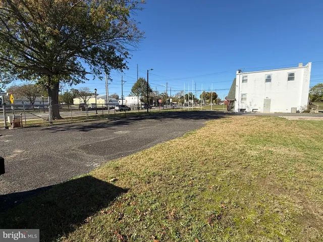 a view of a parking area