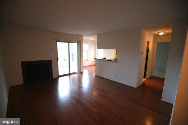 1783 Jonathan Way, Unit 1783E Reston, VA 20190 - Photo 5 of 6 Living Room