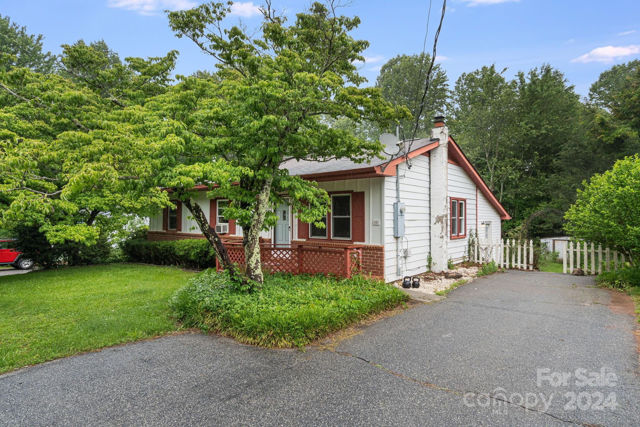141 Frost Road, Unit 5 Saluda, NC 28773 - Photo 2 of 29 Gallery Image 2