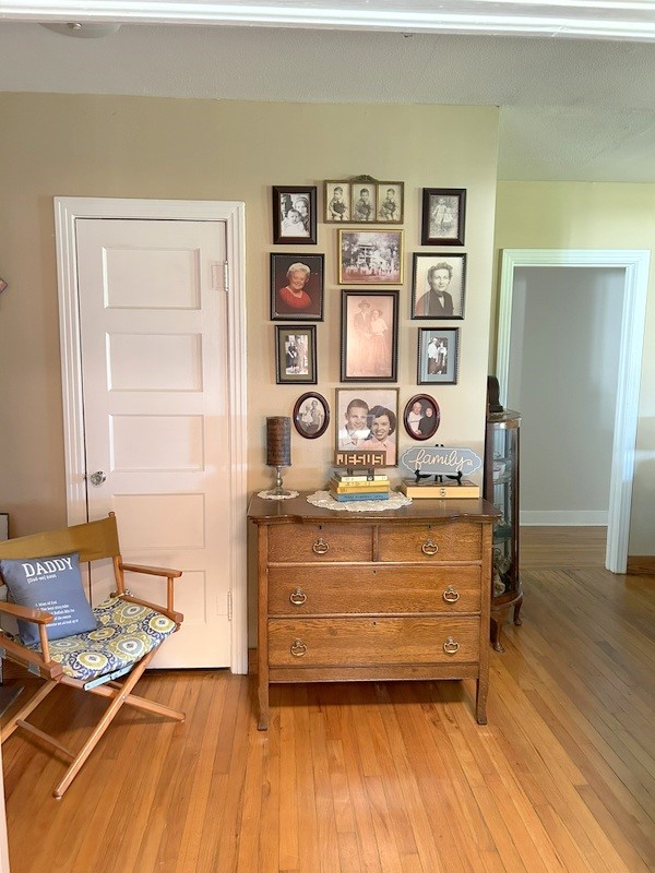 359 Salmon Lake Road Grapeland, TX 75844 - Photo 13 of 49 a room with a couch and a table