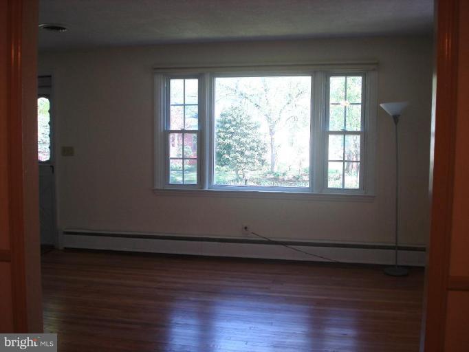407 Brook Road Towson, MD 21286 - Photo 2 of 18 Living Room