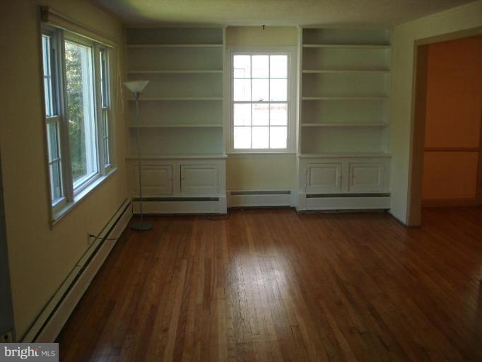 407 Brook Road Towson, MD 21286 - Photo 3 of 18 Living Room #2
