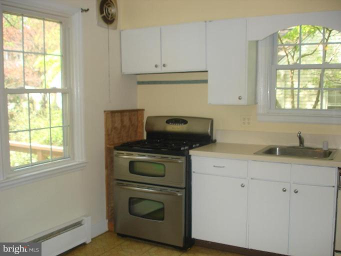 407 Brook Road Towson, MD 21286 - Photo 7 of 18 Kitchen