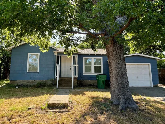 $1,795 | 702 South College Street, McKinney, TX 75069