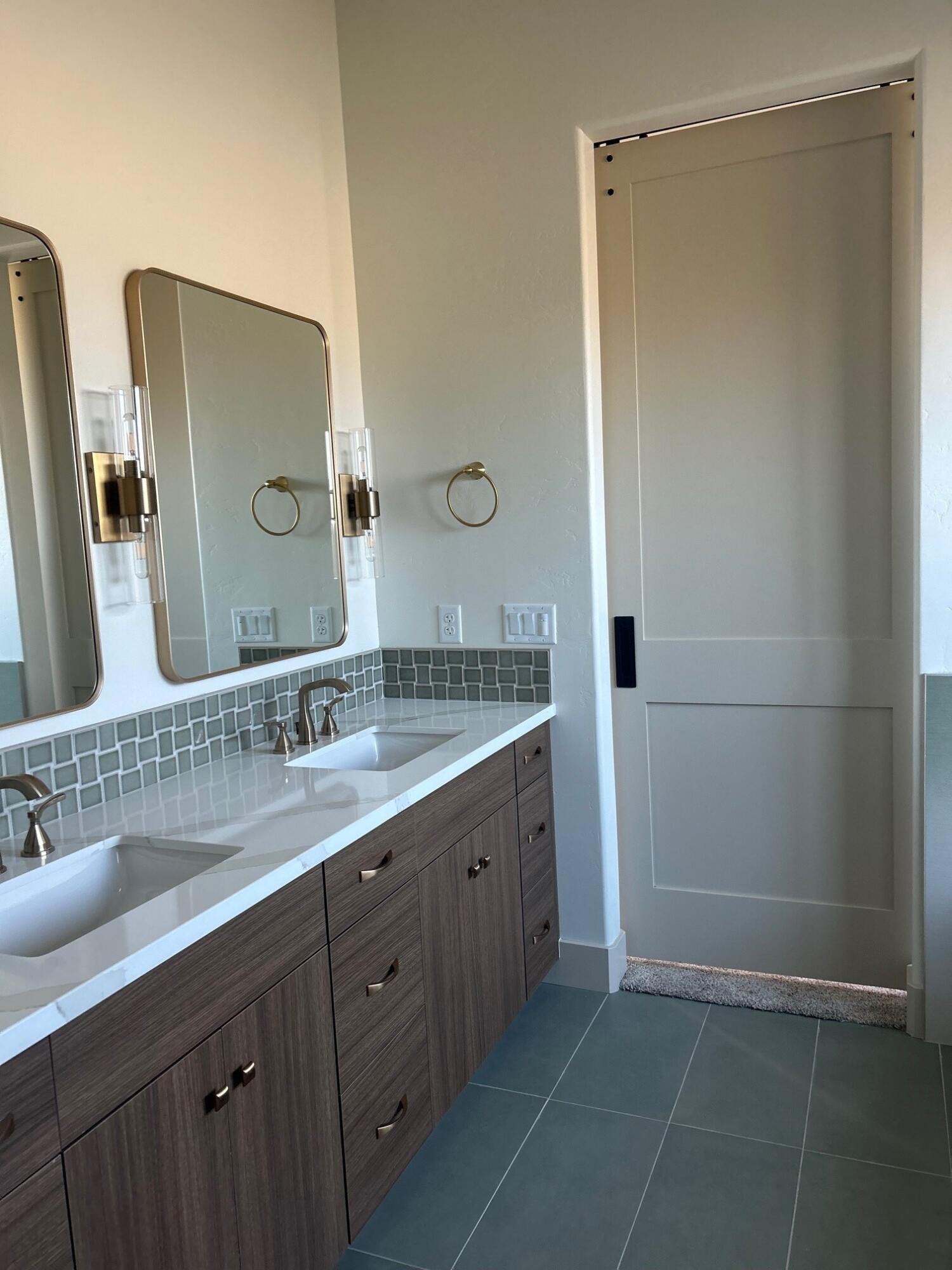 952 Hidden Ridge Tulare, CA 93274 - Photo 10 of 23 Bathroom