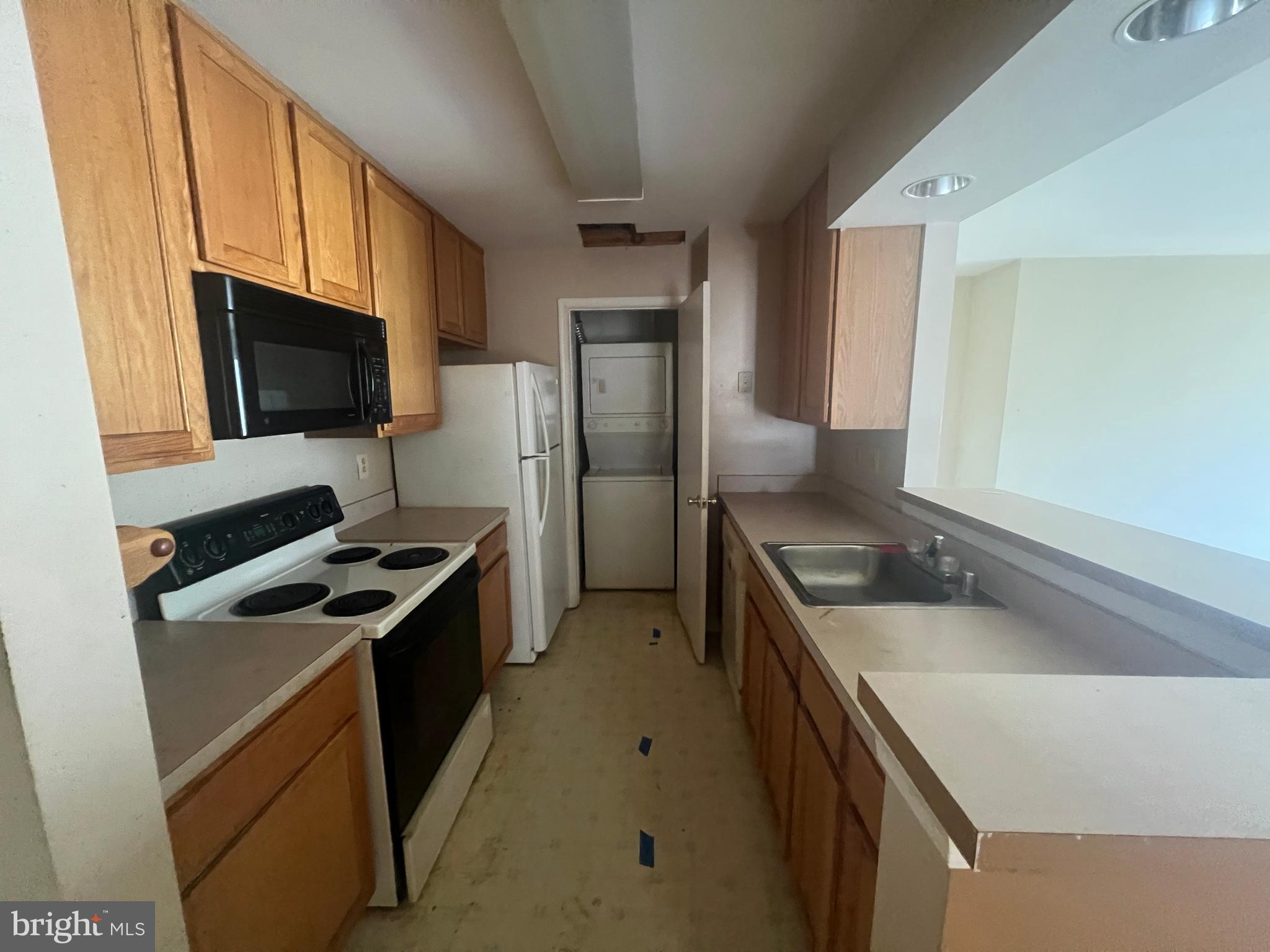 13701 Modrad Way, Unit 9C13 Silver Spring, MD 20904 - Photo 14 of 40 Kitchen