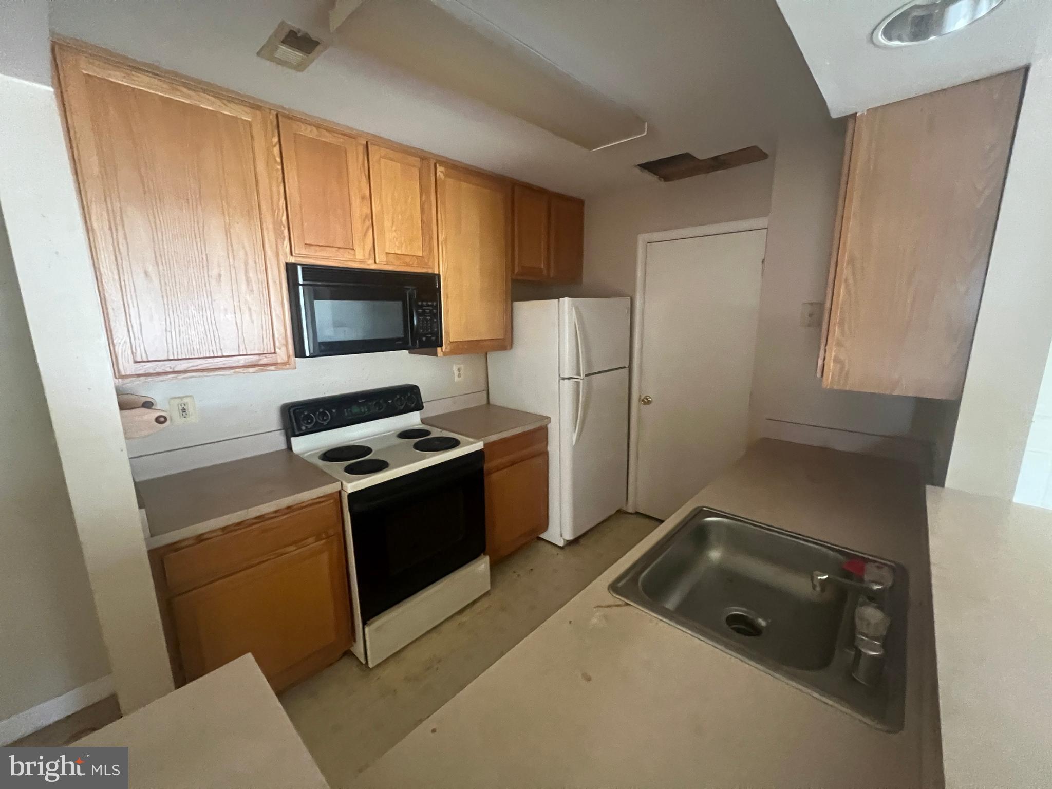 13701 Modrad Way, Unit 9C13 Silver Spring, MD 20904 - Photo 15 of 40 Kitchen