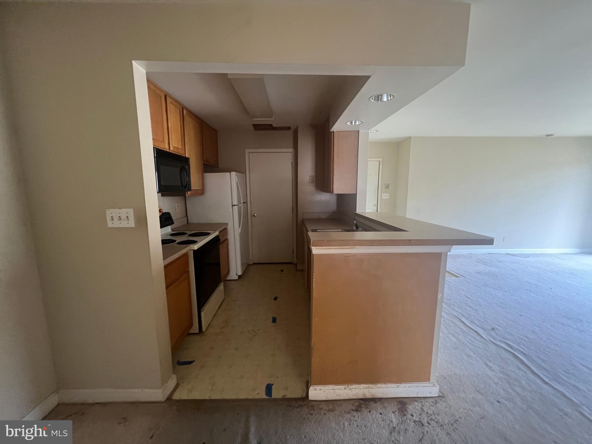 13701 Modrad Way, Unit 9C13 Silver Spring, MD 20904 - Photo 16 of 40 Kitchen