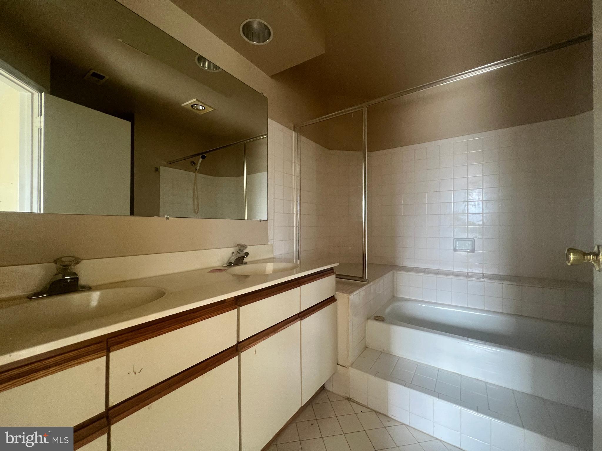 13701 Modrad Way, Unit 9C13 Silver Spring, MD 20904 - Photo 21 of 40 Bathroom #1
