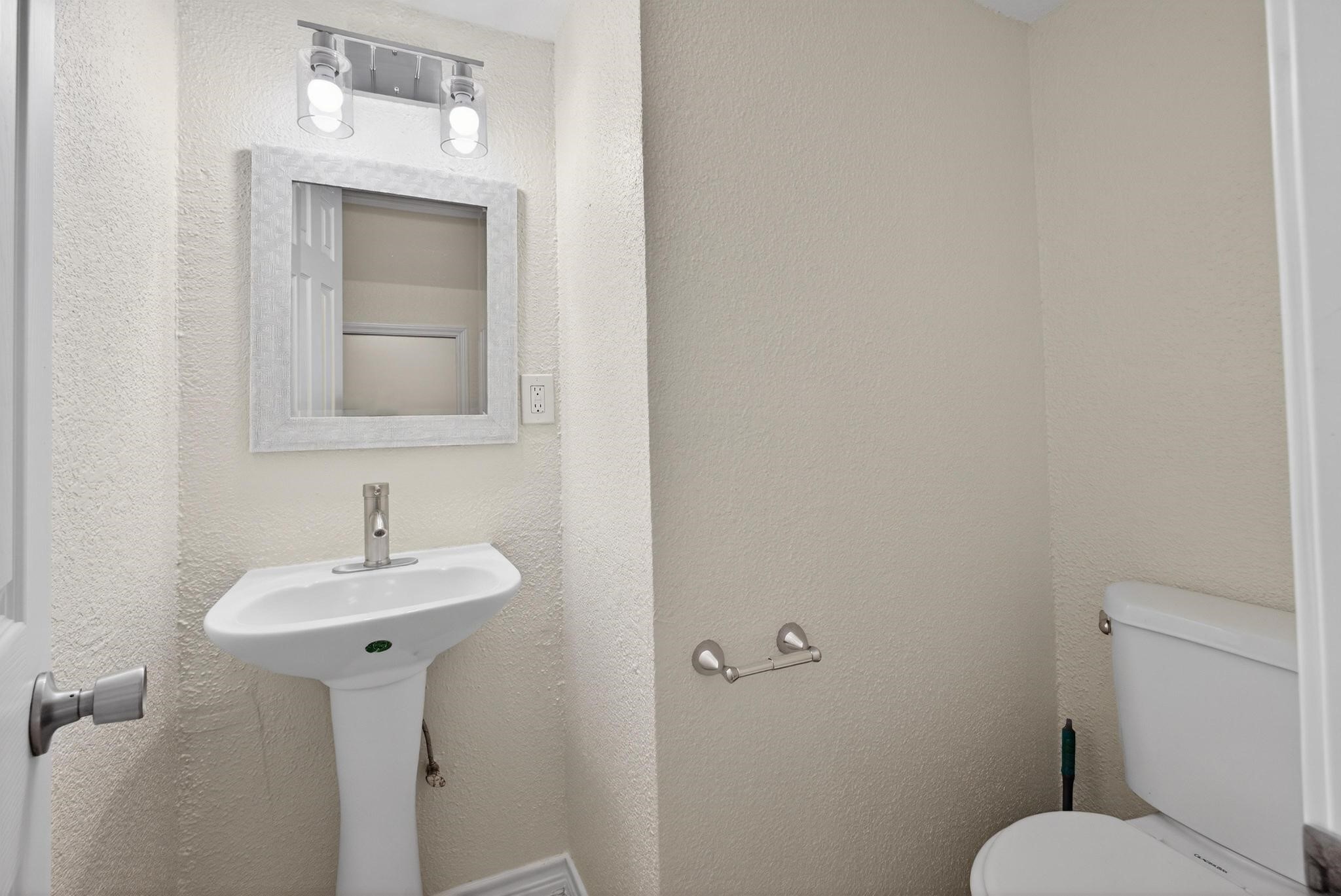 1221 Cedar Post Lane, Unit 1D Houston, TX 77055 - Photo 12 of 24 a bathroom with a toilet sink and mirror