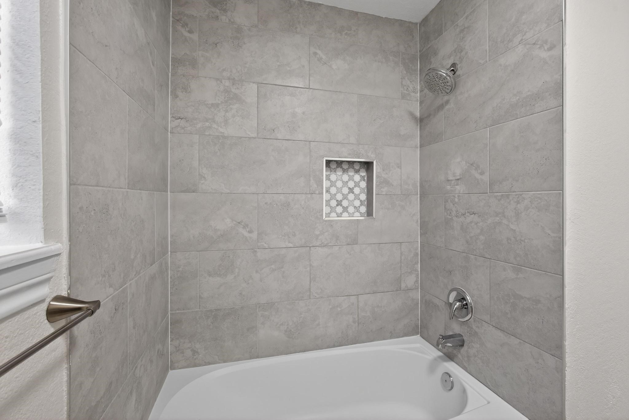 1221 Cedar Post Lane, Unit 1D Houston, TX 77055 - Photo 17 of 24 a bathroom with a bathtub