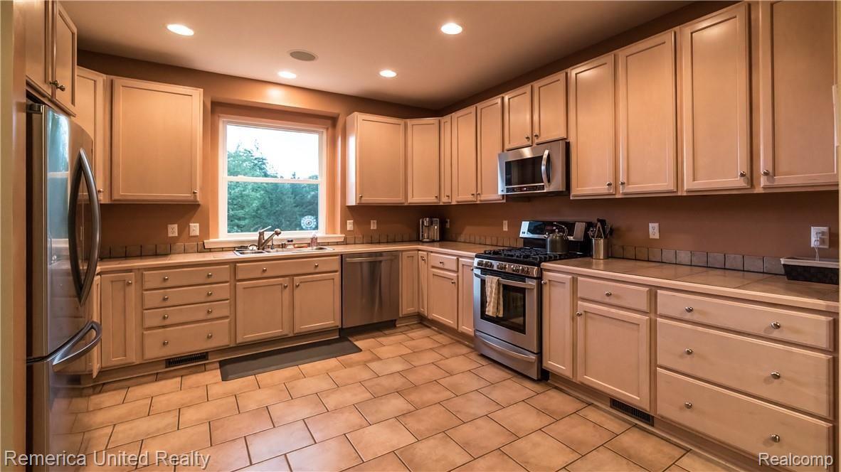 10336 Hartland Road Fenton, MI 48430 - Photo 13 of 38 Kitchen Hartland Road.jpg