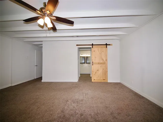 a view of empty room with a ceiling fan