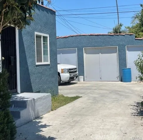 a house view with a outdoor space
