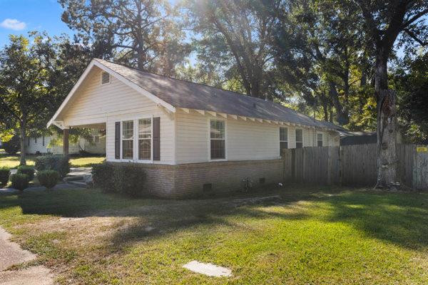 313 West Congress Street Brookhaven, MS 39601 - Photo 3 of 19 Right side of home driveway to backyard.