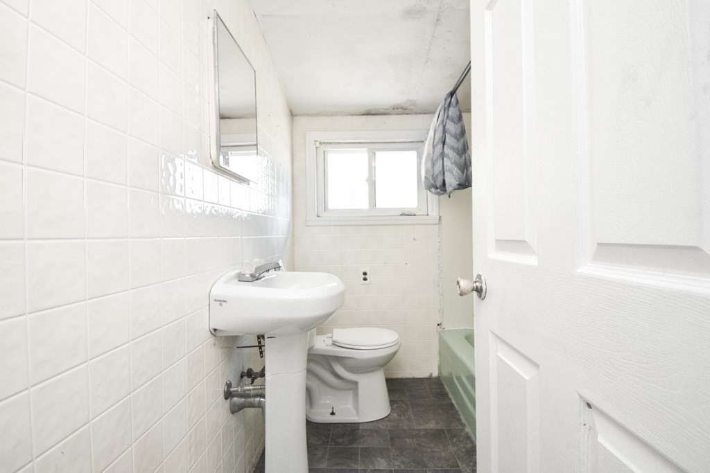 133 Lexington Street Springfield, MA 01107 - Photo 8 of 13 Gallery Image 8