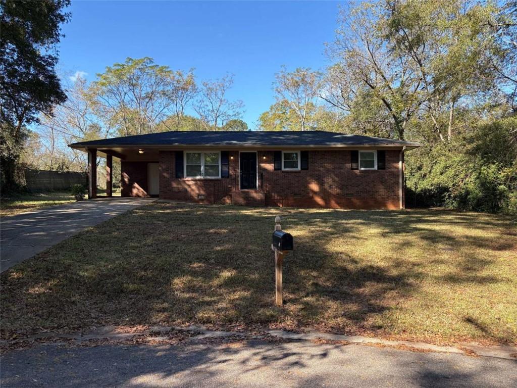 a view of a house with backyard