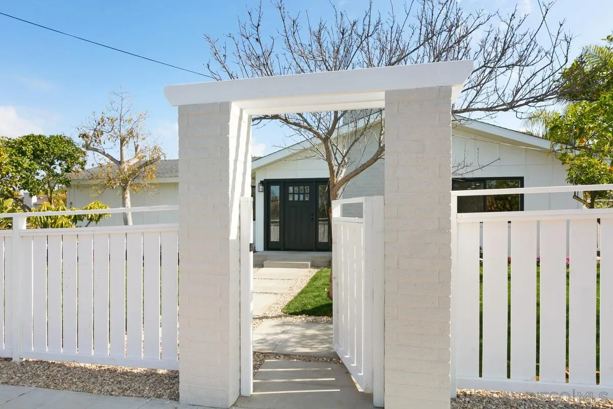 853 Regal Road Encinitas, CA 92024 - Photo 5 of 34 a view of a porch