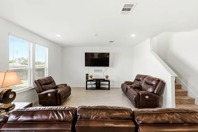 $2,350 | 343 Paso Fino Drive, Alvin, TX 77511