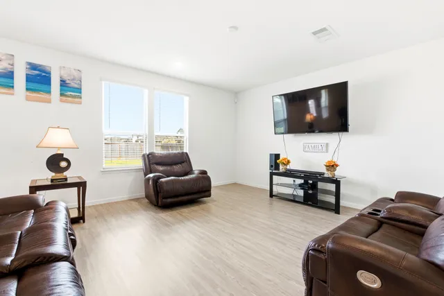 $2,350 | 343 Paso Fino Drive, Alvin, TX 77511