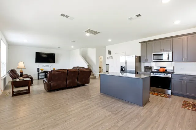 $2,350 | 343 Paso Fino Drive, Alvin, TX 77511