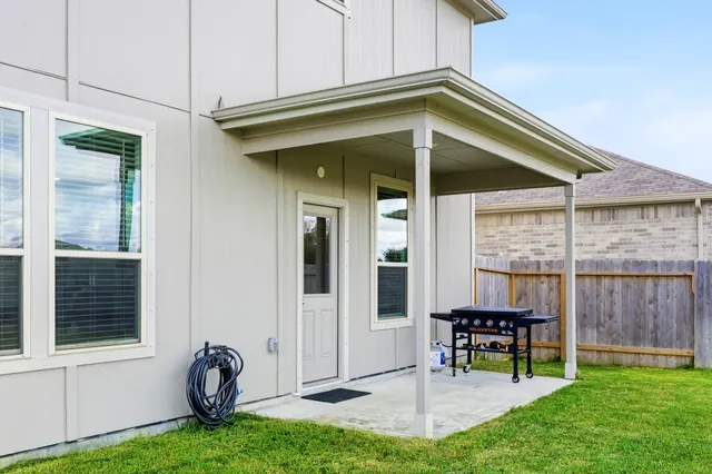 $2,350 | 343 Paso Fino Drive, Alvin, TX 77511