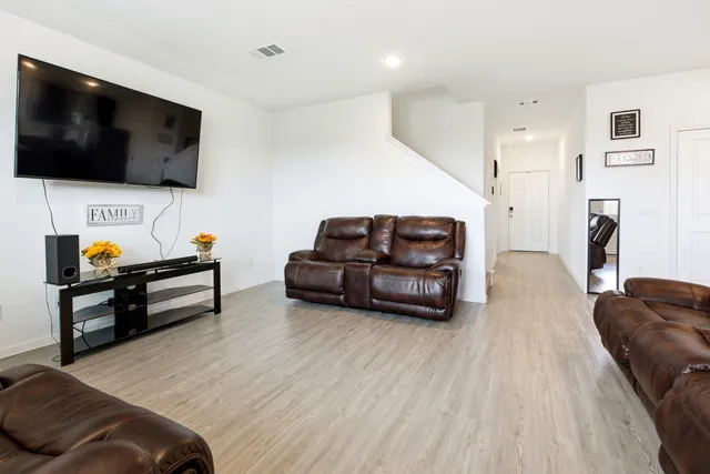 $2,350 | 343 Paso Fino Drive, Alvin, TX 77511