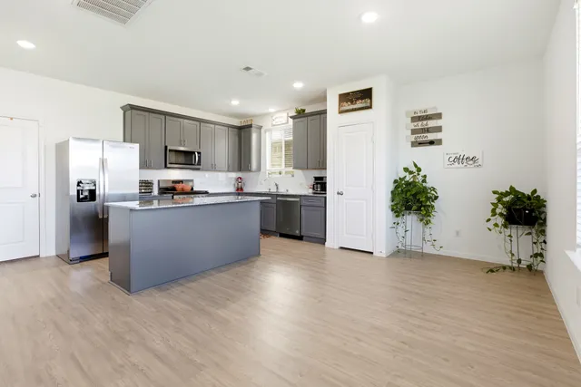 $2,350 | 343 Paso Fino Drive, Alvin, TX 77511