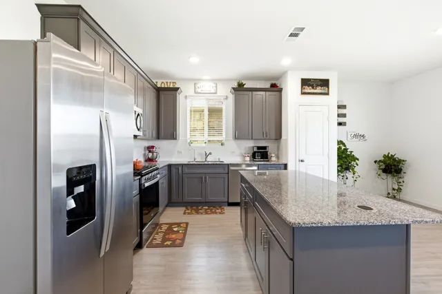 $2,350 | 343 Paso Fino Drive, Alvin, TX 77511