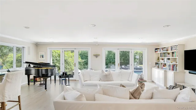 $2,999,000 | 9 Rosebud Lane, East Quogue, NY 11942