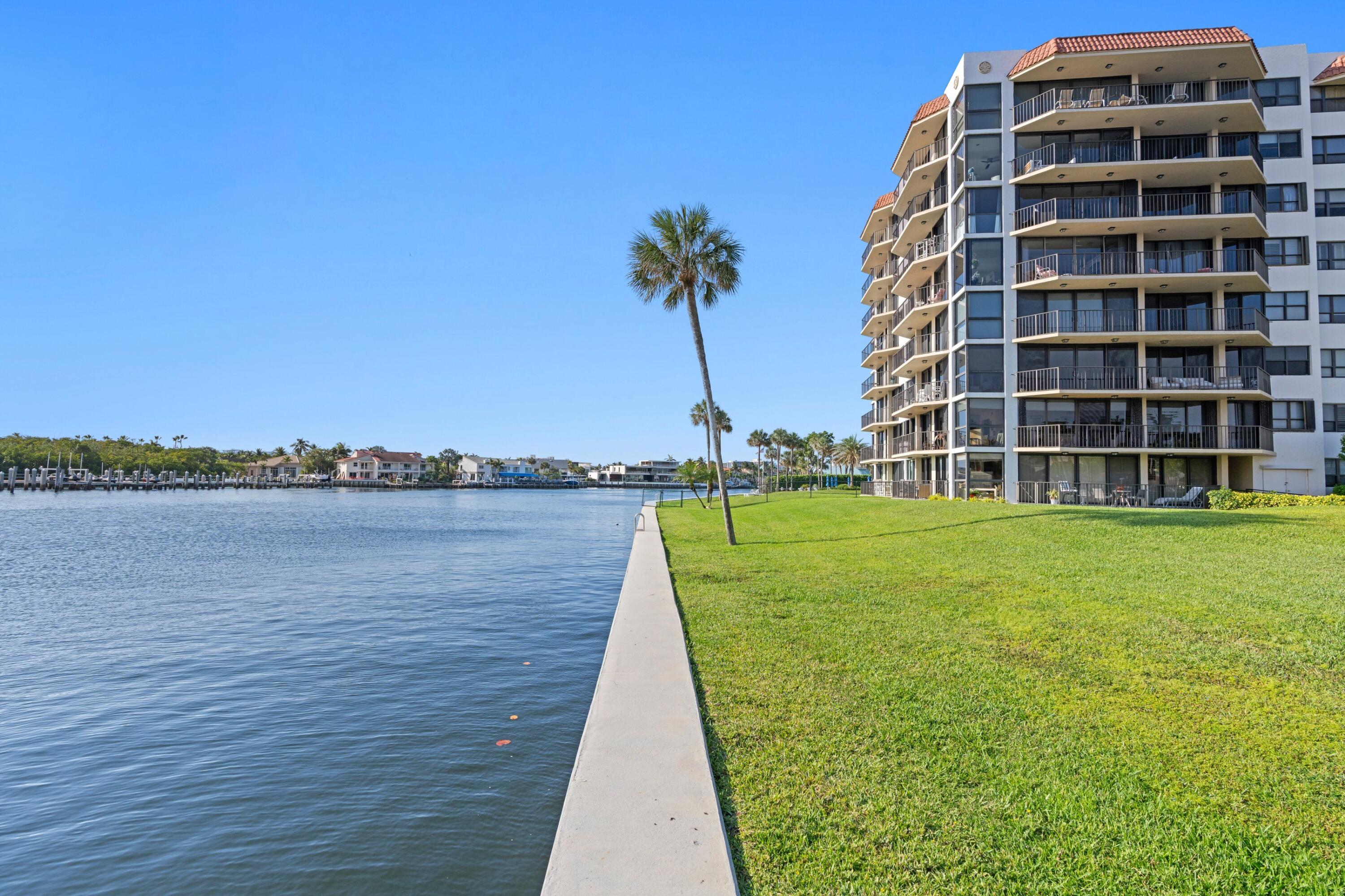 899 Jeffery Street, Unit 112 Boca Raton, FL 33487 - Photo 31 of 33 a view of building with yard