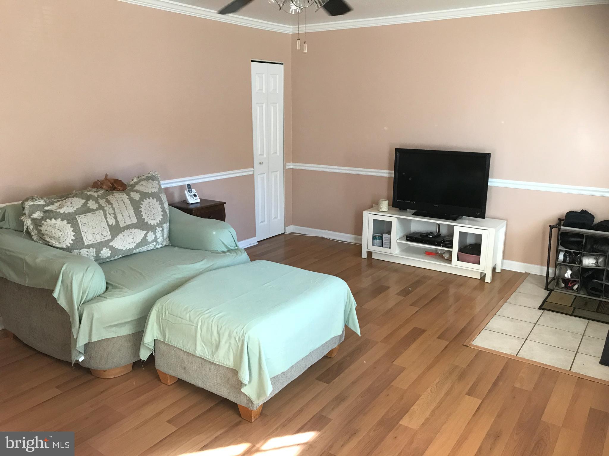 9271 Taney Road Manassas, VA 20110 - Photo 2 of 17 Living Room