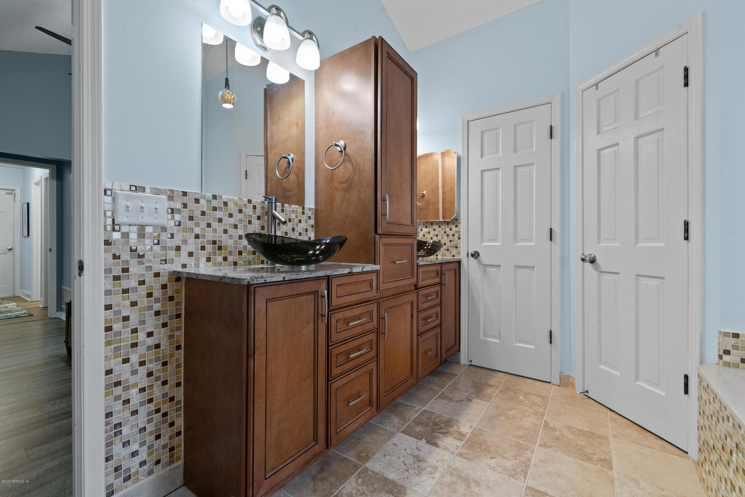 3005 Nautilus Road Middleburg, FL 32068 - Photo 21 of 38 Owner's Bath