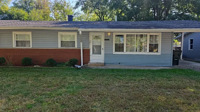 a view of front of a house with a yard