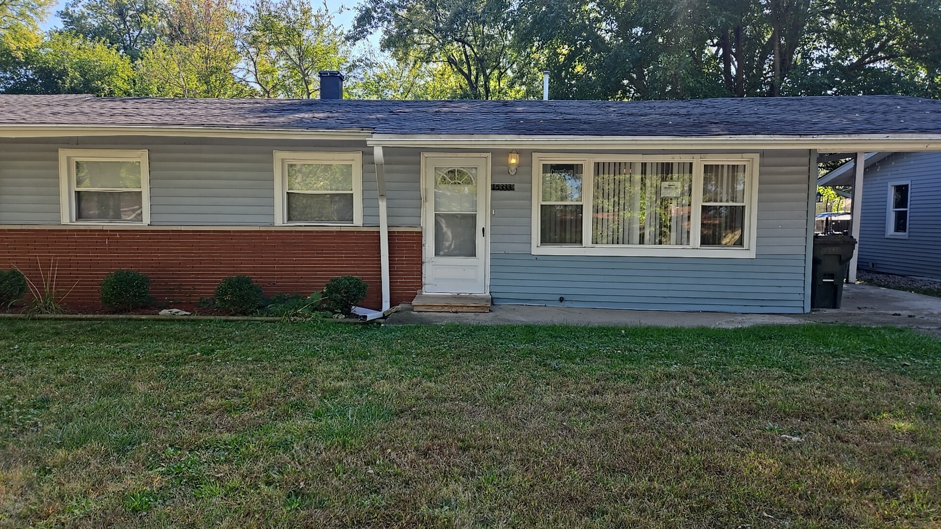 a view of front of a house with a yard