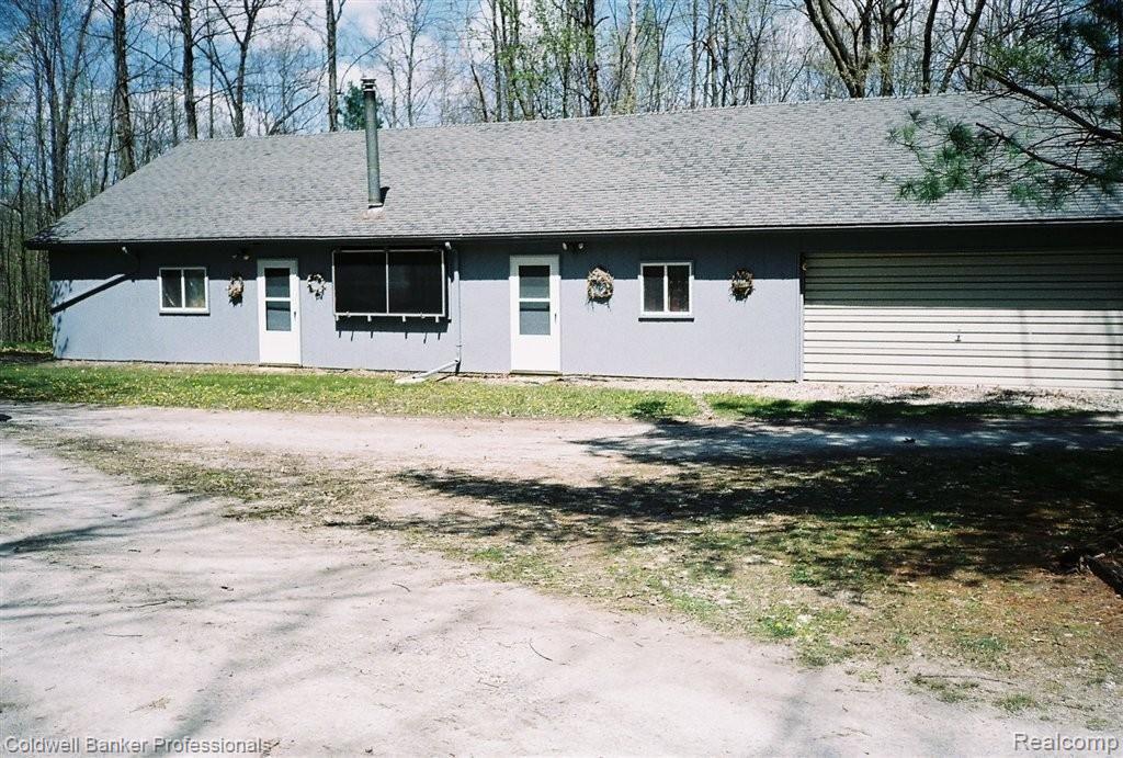 5240 Knoll Road Capac, MI 48014 - Photo 12 of 17 Check this garage out