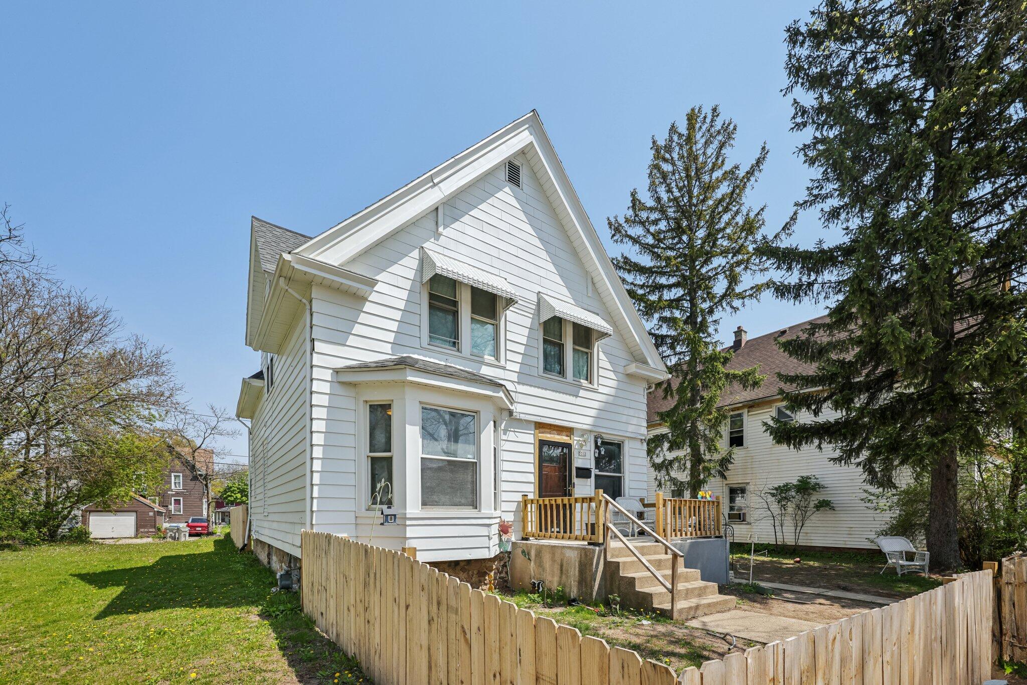 5312 North 36th Street Milwaukee, WI 53209 - Photo 2 of 16 3-web-or-mls-N 36th St-1605-003