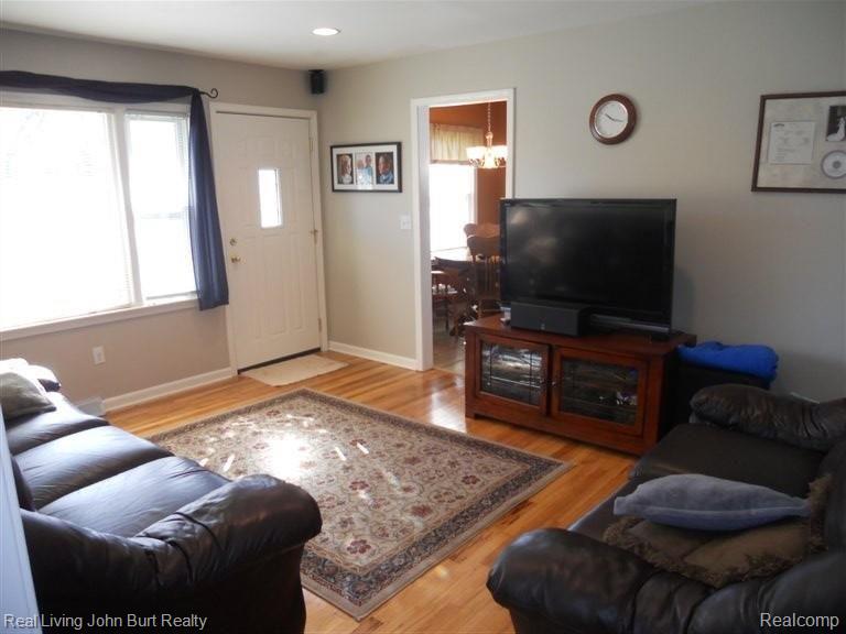 682 Pleasant Ridge Lake Orion, MI 48362 - Photo 10 of 21 living room-1