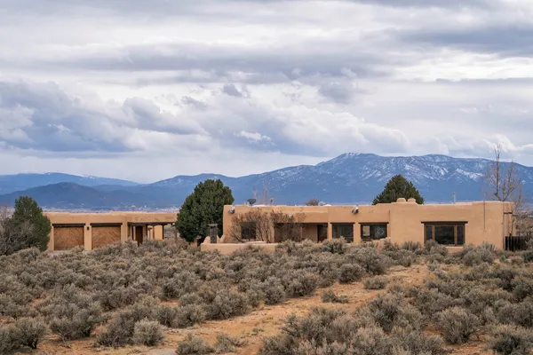 $895,000 | 12 Villa Ventosa, El Prado, NM 87529