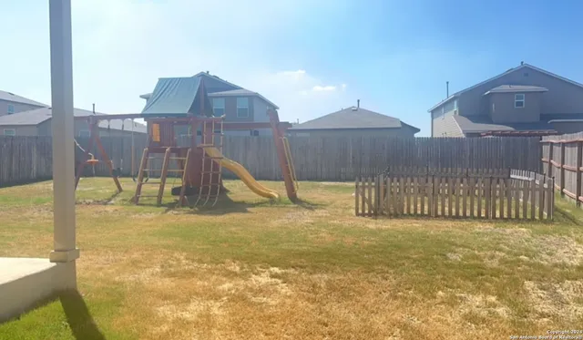 a view of a backyard