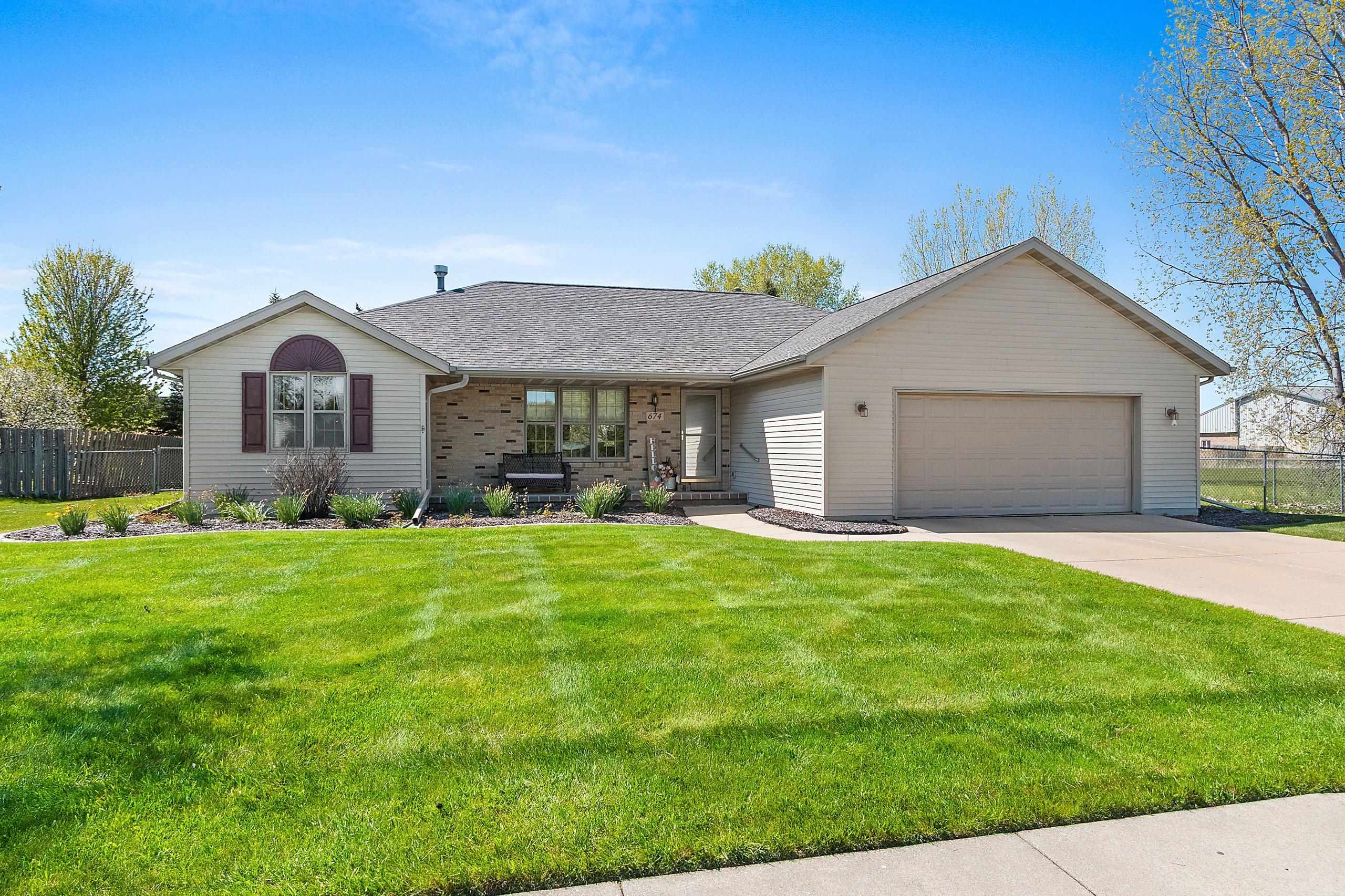 674 Swan Road De Pere, WI 54115 - Photo 1 of 51