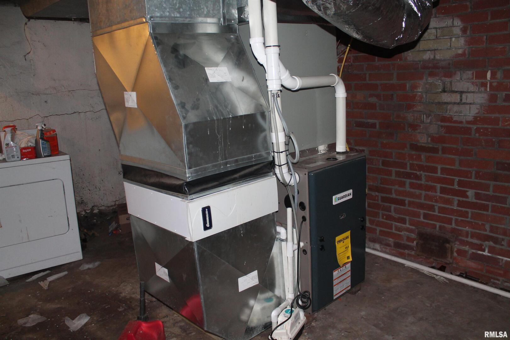 502 West Freeman Street, Unit 1 Carbondale, IL 62901 - Photo 14 of 17 a bathroom with a sink and mirror